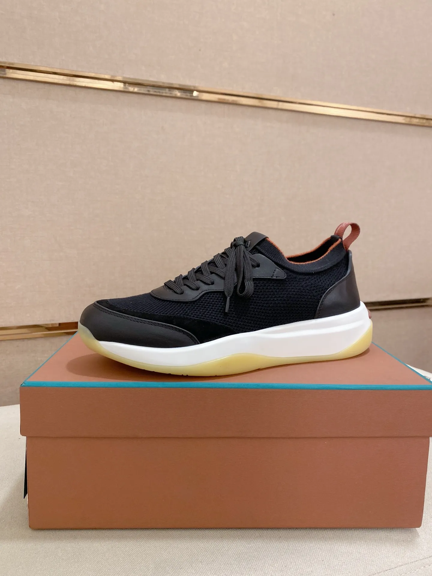 Men's shoes💰: 540💰🔥𝐥𝐨𝐫𝐨 𝐏𝐢𝐚𝐧𝐚 lp classic loafers, an Italian treasure brand, the only brand that can match Hermès! Only after wearing it do we realize that we can’t live up to our feet. The upper is made of imported first-layer cowhide with breathable fly-knit fabric, water-dyed cowhide foot pads, and the official original glass rubber outsole and pendant. Exclusive original packaging (tag ➕ brand paper ➕ outer box ➕ hand bag) code number: 38-44. Can be customized 45-46